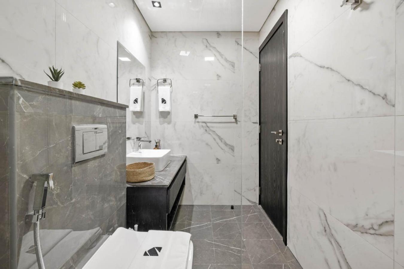 Apartment New 1br With Full Balcony Gym Pool And Sauna *